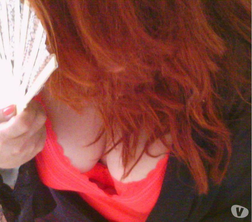 Charmante femme rousse reçoit